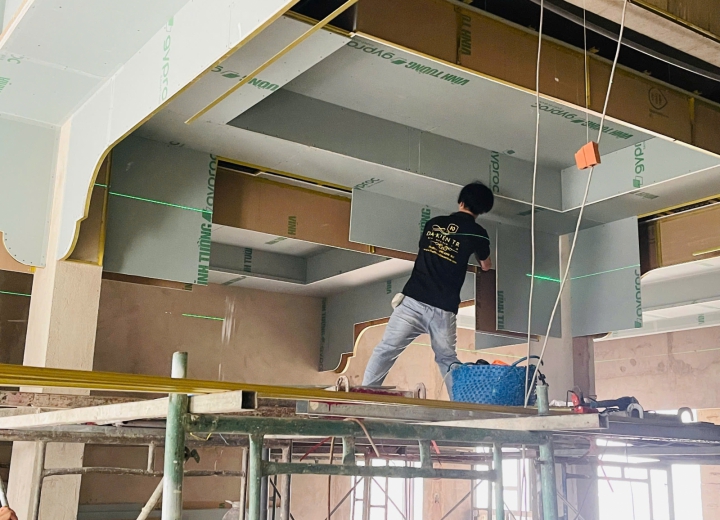 Vì sao tay nghề thi công quyết định 70% chất lượng trần thạch cao?
