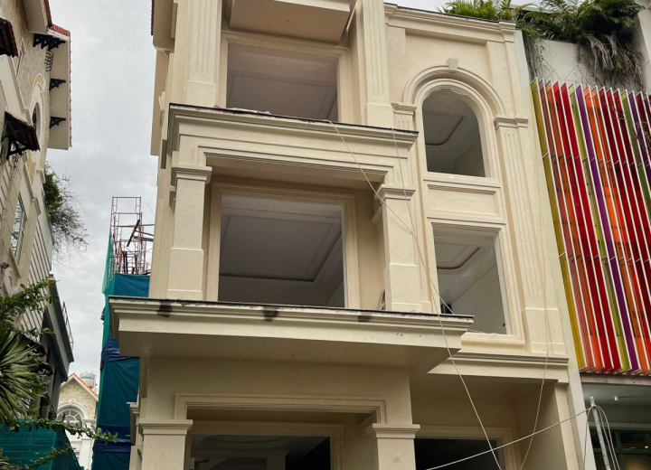 Thi Công Hoàn Thiện Sơn Lót Trần Và Phào Chỉ PU Tại Biệt Thự KDC Him Lam, Quận 7